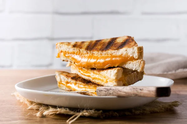 Gegrilde Kaas Sandwich Houten Tafel — Stockfoto