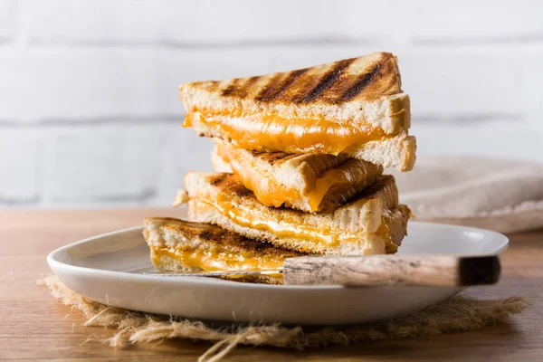 Gegrilde Kaas Sandwich Houten Tafel — Stockfoto