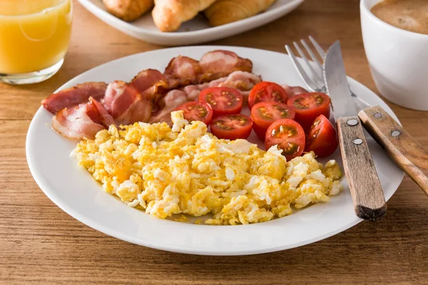Frühstück Mit Rührei Speck Tomaten Kaffee Orangensaft Croissant Und Cornflakes — Stockfoto