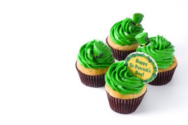 Aziz Patrick günü cupcakes beyaz arka plan üzerinde izole. Kopya alanı