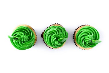Aziz Patrick günü cupcakes beyaz arka plan üzerinde izole. Üstten görünüm