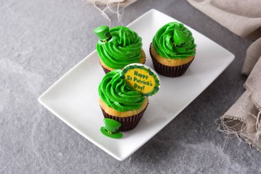 Aziz Patrick günü cupcakes gri arka plan üzerinde. 
