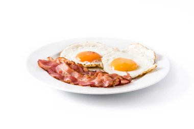 Kızarmış yumurta ve domuz pastırması beyaz arka plan üzerinde izole kahvaltı için.