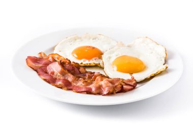 Kızarmış yumurta ve domuz pastırması beyaz arka plan üzerinde izole kahvaltı için.