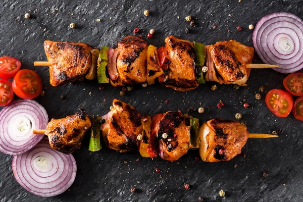 Närbild Kyckling Shish Kebab Med Grönsaker Träbord Ovanifrån — Stockfoto