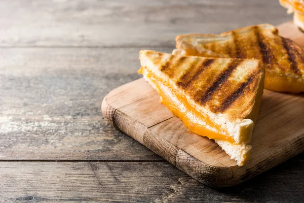 Gegrilde Kaas Sandwich Houten Tafel Copyspace — Stockfoto