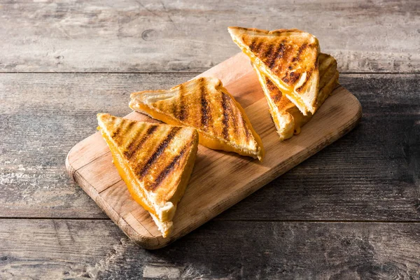 Gegrilde Kaas Sandwich Houten Tafel — Stockfoto