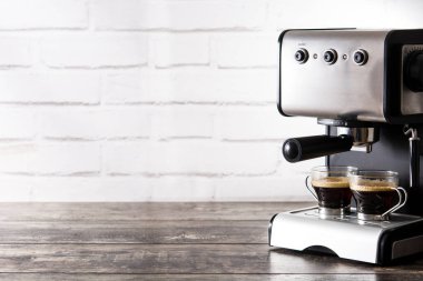 Taze kahve espresso makinesi ahşap tablo içinde. Boşaltmak