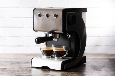 Taze kahve espresso makinesi ahşap tablo