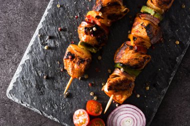 Siyah taş sebzeli tavuk şiş kebap. Üstten görünüm. Yakın çekim