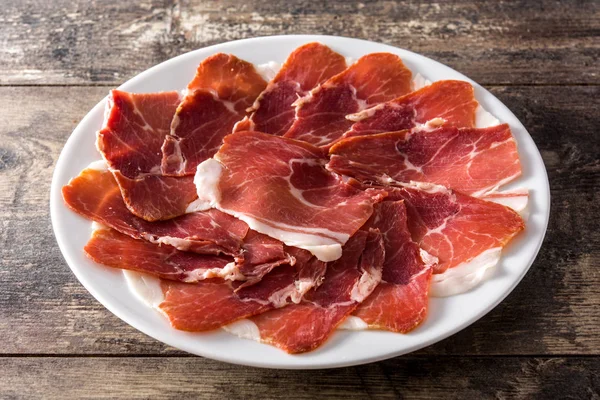 Spanischer Serrano Schinken Oder Prosciutto Teller Auf Holztisch Auf Holztisch — Stockfoto