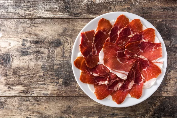 Spanischer Serrano Schinken Oder Prosciutto Teller Auf Holztisch Auf Holztisch — Stockfoto