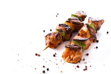 Beyaz arka plan üzerinde izole sebzeli tavuk şiş kebap. Boşaltmak