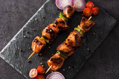 Siyah taş sebzeli tavuk şiş