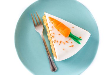 Tatlı havuç kek dilim beyaz arka plan üzerinde izole. Üstten Görünüm. Yakın çekim