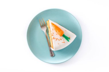 Tatlı havuç kek dilim beyaz arka plan üzerinde izole. Üstten Görünüm