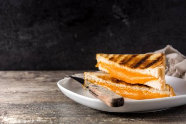 Ahşap masa üzerinde ızgara peynir sandviç. Boşaltmak