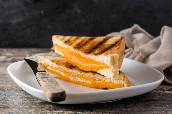 Gegrilde Kaas Sandwich Houten Tafel — Stockfoto