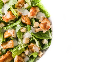 Sezar salatası marul, tavuk ve beyaz arka plan üzerinde izole kruton. Üstten Görünüm. Boşaltmak