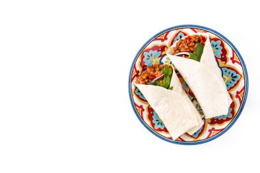 Tipik Meksika burrito sığır, Meksika ve beyaz arka plan üzerinde izole sebze ile tamamladı. Üstten Görünüm. Boşaltmak