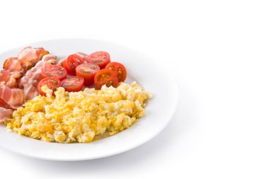 Sahanda yumurta, pastırma ve beyaz arka plan üzerinde izole domates ile Servis Kahvaltı. Boşaltmak