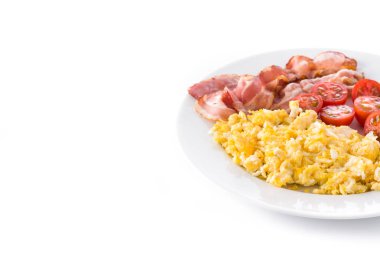Sahanda yumurta, pastırma ve beyaz arka plan üzerinde izole domates ile Servis Kahvaltı. Boşaltmak