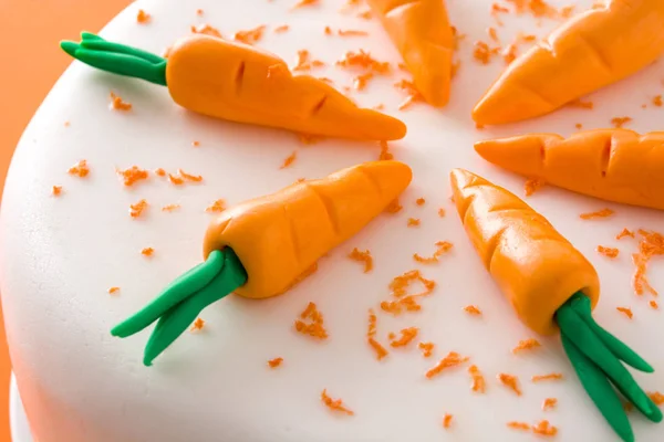 Pastel Zanahoria Dulce Sobre Fondo Naranja Cerca —  Fotos de Stock
