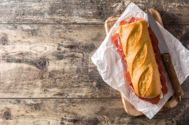 İspanyol serrano Jambonlu sandviç ahşap masa üzerinde. Üstten Görünüm. Boşaltmak