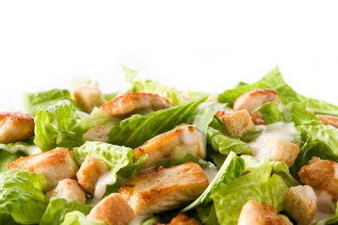 Sezar salatası marul, tavuk ve beyaz arka plan üzerinde izole kruton kapatın. Boşaltmak