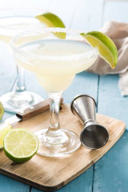 Margarita kokteyl mavi ahşap bir masa camına kireç ile 