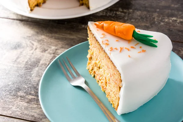 Tranche Gâteau Aux Carottes Sucrées Sur Table Bois — Photo