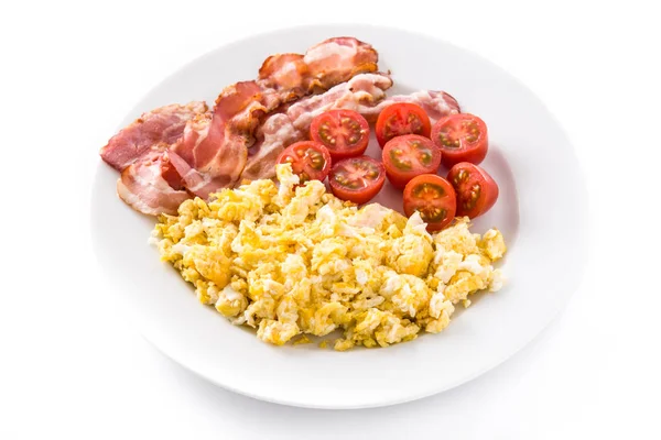 Desayuno Con Huevos Revueltos Tocino Tomates Aislados Sobre Fondo Blanco — Foto de Stock