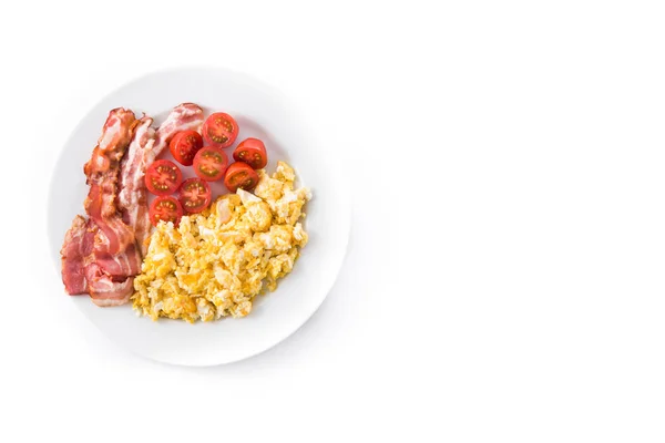 早餐与炒鸡蛋 培根和西红柿隔离在白色的背景 顶部视图 复制空间 — 图库照片