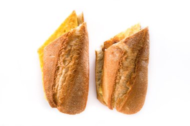 Bocadillo de tortilla espanola. Beyaz arka plan üzerinde izole İspanyol patates omlet sandviç. Tipik İspanyol yemeği. Üstten Görünüm.