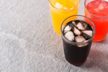 Yaz gri arka plan üzerinde renkli alkolsüz içecekler. Boşaltmak