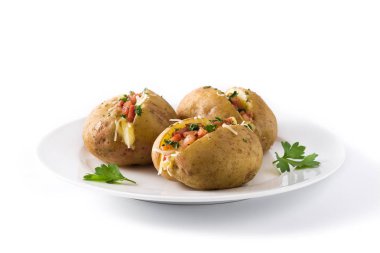 Pastırma ve beyaz arka plan üzerinde izole plaka üzerinde peynir ile doldurulmuş patates