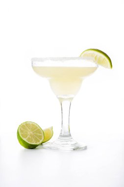 Margarita kokteyl cam beyaz arka plan üzerinde izole limonlu. 