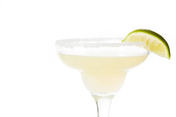 Margarita Kokteyl Cam Beyaz Arka Plan Üzerinde Izole Limonlu Boşaltmak — Stok fotoğraf