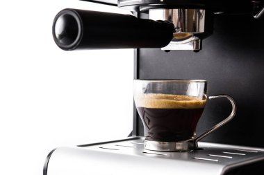 taze kahve espresso makinesi beyaz arka plan üzerinde izole içinde. Boşaltmak