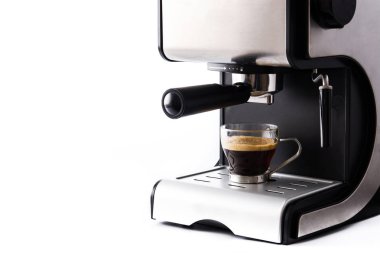 taze kahve espresso makinesi beyaz arka plan üzerinde izole içinde. Boşaltmak