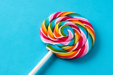 Mavi arkaplanda renkli lolipop. 