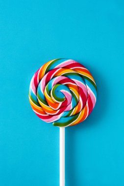 Mavi arka plan üzerinde renkli lolipop. Üstten Görünüm. 