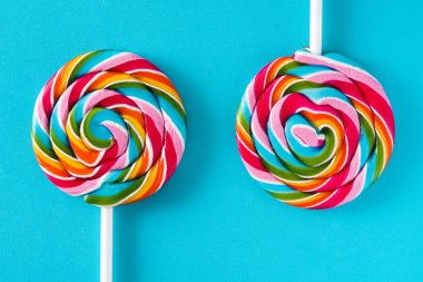 Mavi arka plan üzerinde renkli lolipop. Üstten Görünüm. 