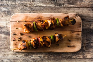 Ahşap masa üzerinde sebzeli tavuk şiş kebap. Üstten görünüm. 
