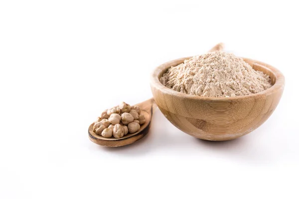 Beyaz arka plan üzerinde izole ahşap kase nohut unu. Boşaltmak
