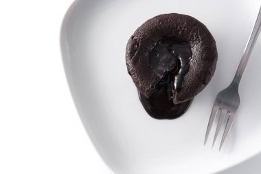 Beyaz arka plan üzerinde izole Coulant çikolatalı kek. Üstten Görünüm