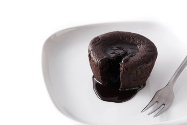 Beyaz arka plan üzerinde izole Coulant çikolatalı kek. Boşaltmak