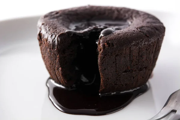 Coulant 초콜릿 케이크는 배경에 고립입니다 클로즈업 — 스톡 사진