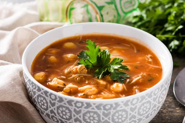 Ahşap masa üzerinde bir kapta harira çorbası. Tipik Fas yemeği. Ramadn kavramı. Portre