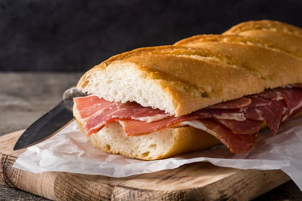 Panino Spagnolo Prosciutto Serrano Sul Tavolo Legno — Foto Stock